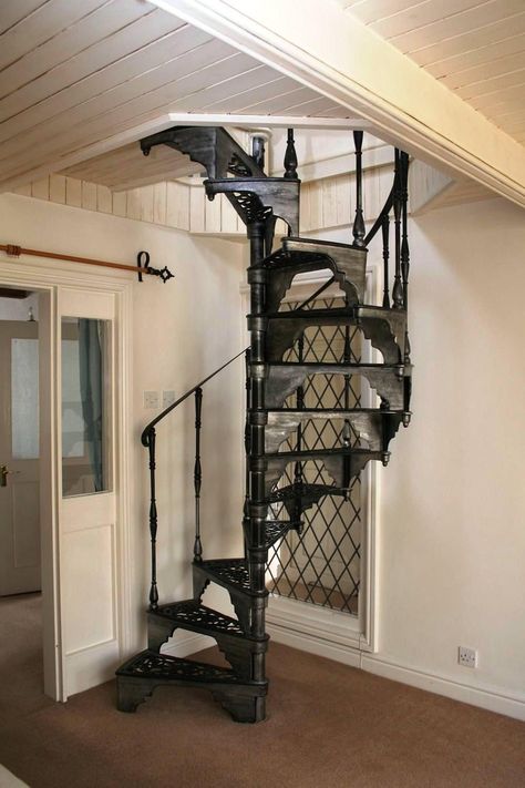 40 Breathtaking Spiral Staircases To Dream About Having In Your Home Stairs Curved, Round Staircase, Spiral Staircase Plan, Outdoor Staircase, Spiral Staircase Kits, Circular Staircase, Staircase Pictures, Circular Stairs, Iron Staircase