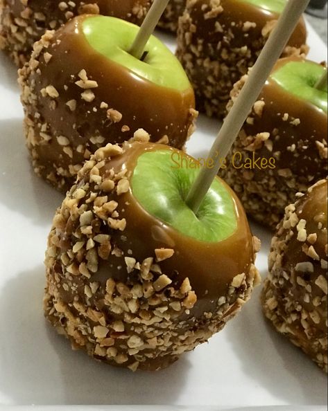 Caramel Apple Aesthetic, Caramel Apples Aesthetic, Halloween Pastries, Thankful Board, Apples And Caramel, Desserts Apple, Autumn Aura, Apple Treats, Candied Apples