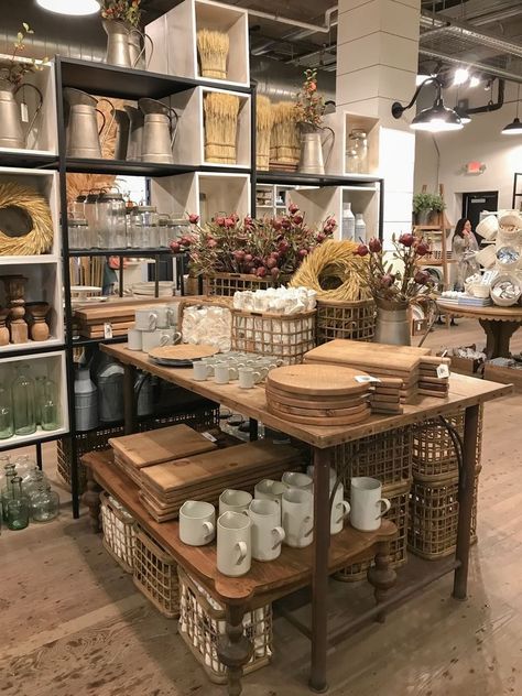 Retail Home Decor Display, Kitchen Store Display, Shop Table Display, Visual Merchandising Displays Table, Boutique Table Display, Rustic Boutique Ideas, Shop In Shop, Gift Shop Displays, Display Visual Merchandising