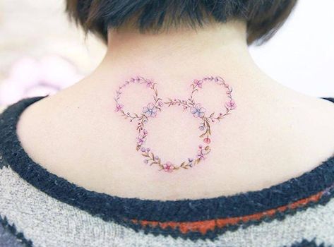 Flower Mickey Mouse tattoo on the upper back. Classic Disney Tattoos, Tattoos Pequeños, 3 Piercings, Illustrative Tattoos, Mickey Tattoo, Mouse Tattoo, Mickey Mouse Tattoo, Cardinal Tattoo, Tattoo Wallpaper