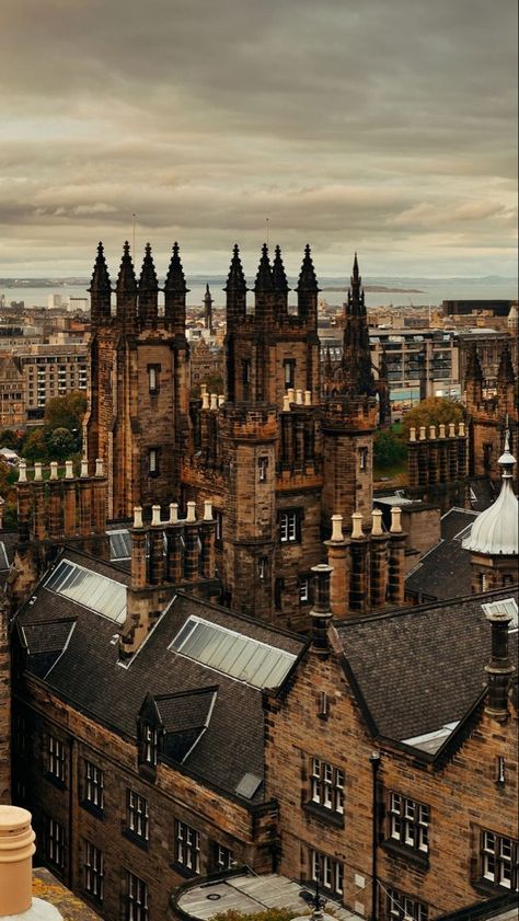 Scotland Aesthetic Wallpaper, Scotland Aesthetic, Edinburgh City, Dark Academia Aesthetic, Edinburgh Scotland, Academia Aesthetic, Old Buildings, City Aesthetic, Pretty Places