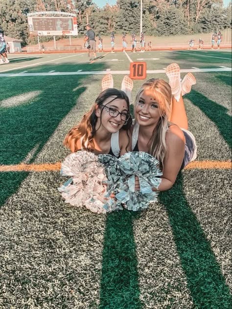 Cheer Photo Ideas, Dance Team Photos, Cheerleading Picture Poses, Cheerleading Poses, Cheer Photo, Cheer Aesthetic, Cheer Team Pictures, Sideline Cheer, Cheer Photography