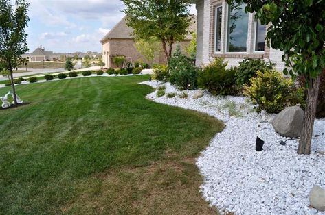 30 Awesome Front Yard White Rock Landscaping Ideas | Decor Home Ideas White Landscaping Rock, Diy Rock Landscaping Ideas, Black Rock Landscaping, Gravel Backyard, Rock Yard, White Gravel, Landscaping Rock, Landscaping Around House, Rock Landscaping Ideas