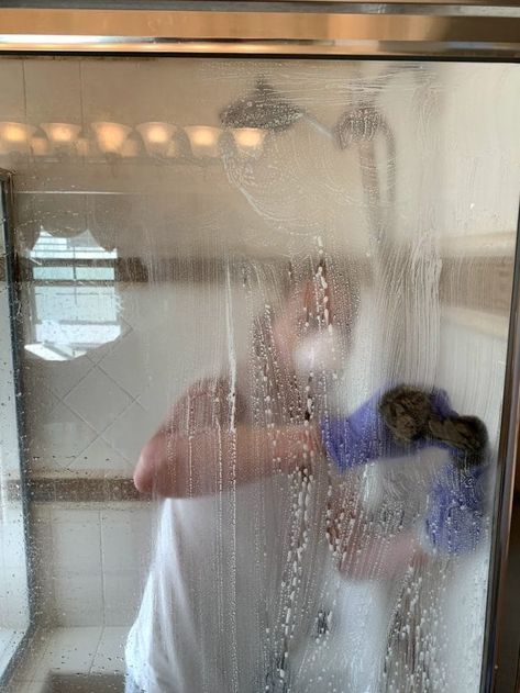 Cleaning Shower Glass, Shower Cleaning, Clean Shower, Cleaning Painted Walls, Hard Water Stain Remover, Shower Glass, Cleaning House, Glass Cooktop, Cottage Bathroom