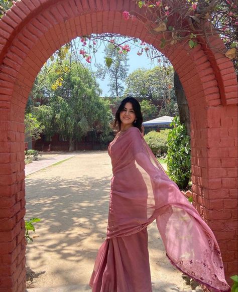 Poses For Desi Outfits, Aesthetic Poses In Saree, Saree Aesthetic Poses, Indian Outfits Aesthetic, Poses In Saree For Photoshoot, Saree Aesthetic Photoshoot, Aesthetic Saree Look, Aesthetic Saree Poses, Army Motivation