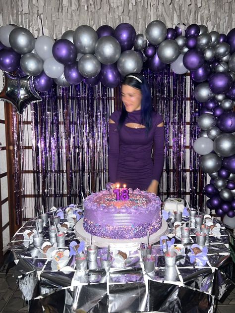 Euphoria roxo e prata Purple Sweet 16, Eighteenth Birthday, Birthday Goals, Bts Birthdays, Diy Balloon Decorations, Sweet Sixteen Birthday, Balloon Diy, 15th Birthday, Sweet Sixteen