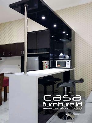 Meja bar minimalis kombinasi warna hitam putih di Jurumudi Tangerang Minibar Kitchen, Modern Kitchen Set, Model Dapur, Kitchen Bar Design, Kitchen Appliances Design, Modern Kitchen Design Luxury 2023, Kitchen Design Modern, Modern Kitchen Cabinet Design, Room Door Design