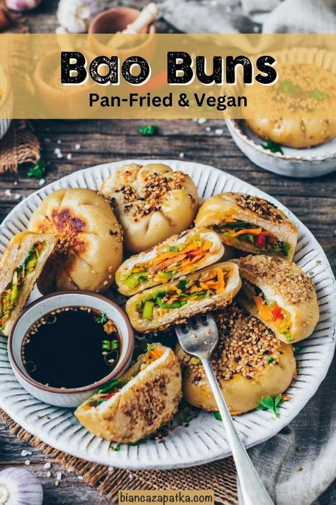 If you love vegan dumplings like potstickers, gyoza, ravioli or baozi, you’ll also love this simple step-by-step recipe for pan-fried steamed veggie Bao buns! These buns are also known as „sheng Jian bao“ and similar to pan-fried pork soup dumplings but I made mine vegan stuffed with healthy leek and more vegetables! Bao Buns Recipe Vegan, Fried Gyoza, Steamed Bao Buns, Pan Fried Dumplings, Vegan Dumplings, Dumpling Dough, Pork Soup, Steamed Dumplings, Bao Buns