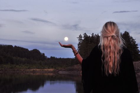 Fullmåne Jonna Jinton, Yennefer Of Vengerberg, Morticia Addams, Fantasy Magic, Halloween Photoshoot, Witch Aesthetic, Tropical Vibes, Samhain, Photoshoot Inspiration