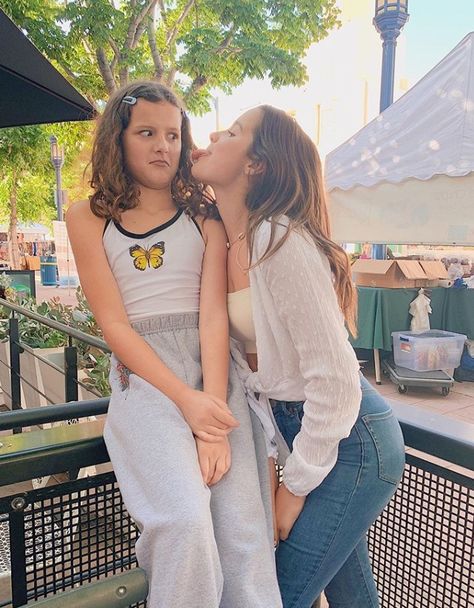 Cute Sister Pictures, Annie Leblanc Outfits, Skater Girl Outfits Grunge, Julianna Grace Leblanc, Julianna Leblanc, Annie Grace, Sisters Goals, Hayley Leblanc, Annie And Hayden