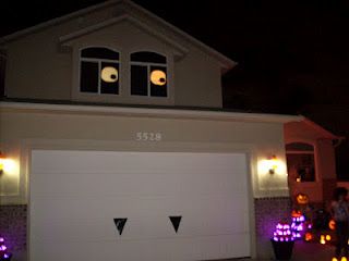 Halloween window eyes. Want to do this to mom and dad's. Diy Halloween Window, Halloween Window Decorations, Casa Halloween, Creepy Halloween Decorations, Halloween Lanterns, Halloween Window, Easy Halloween Crafts, Halloween Diy Crafts, Easy Diy Halloween