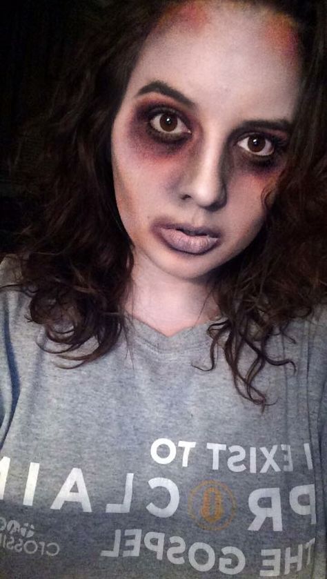 Simple zombie makeup Zombie Women Makeup, Zombie Man Makeup, Zombie Makeup Realistic, Zombie Cop Makeup, Easy Halloween Zombie Makeup, Thriller Makeup Zombie, Light Zombie Makeup, Zombie Look Halloween, Dead Person Makeup Halloween