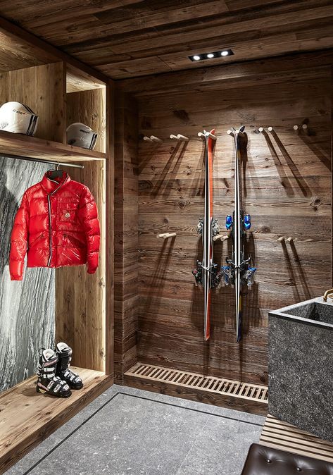 Humbert & Poyet | Chalet Ski Chalet Interior, Meja Industrial, Ski House Decor, Gear Room, Ski Room, Ski Lodge Decor, Ski Rack, Appartment Decor, Ski Cabin