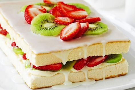 Strawberry and kiwi cream cake Use Up Strawberries, Cake With Fresh Fruit, Fresh Desserts, Kiwi Dessert, Kiwi Cake, Individual Cheesecakes, Cream Cake Recipe, Strawberry Bread, Dairy Free Cake