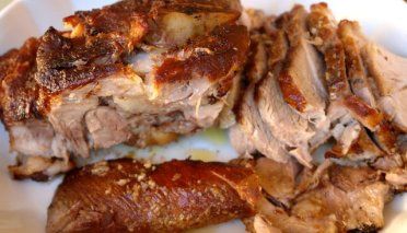 Ecuadorian hornado or slow roasted pork - quick version Ecuadorian Food, South American Recipes, Latin American Recipes, Latin American Food, Roasted Pork, Spanish Dishes, Hispanic Food, Easy Pork, Braised Pork