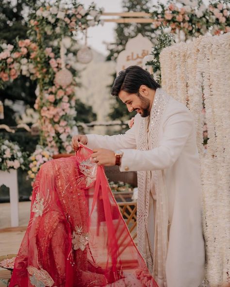 Pakistani Nikkah Bride, Nikkah Photos, Iqra Kanwal, Nikkah Decor, Indian Wedding Aesthetic, Bride Groom Photoshoot, Pakistani Wedding Photography, Bridesmaid Poses, Indian Wedding Poses