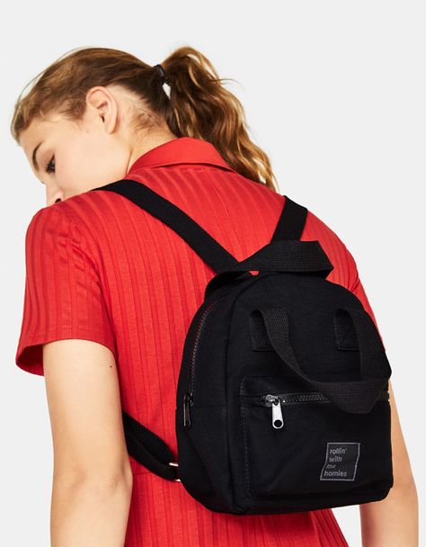 Bolsos de mujer - Otoño Invierno 2018 | Bershka Girl Backpacks School, Canvas Backpack, North Face Backpack, Girl Backpacks, Designer Backpacks, Trendy Fashion Women, Sling Backpack, Official Store, Online Fashion