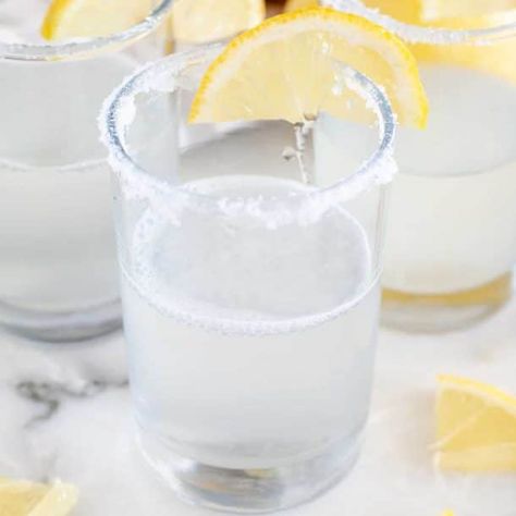 Glass with vodka and lemon. Vodka Soda Recipe, Lemon Drop Shots, Coconut Rum Drinks, Lemon Shots, Mango Vodka, Chili Salt, Lemon Drops, Cranberry Vodka, Perfect Summer Drink