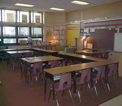 Classroom seating arrangement ideas-I'm in Heaven! Classroom Seating Ideas, Classroom Seating Arrangements, Desk Arrangements, Classroom Arrangement, Ideas For Classroom, Classroom Desk, Teaching Organization, Classroom Seating, Seating Ideas