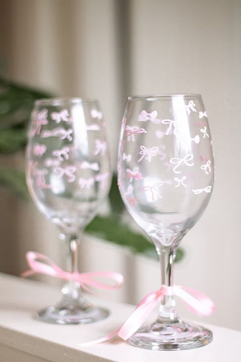 Wine Night Crafts, 21st Birthday Wine Glass Ideas, Champagne Glass Painting, Shot Glass Painting Ideas, Wine Glass Painting Ideas Easy Simple, Diy Champagne Glasses, Girly Wine Glasses, Painting On Wine Glasses, Wine Glass Gift Ideas