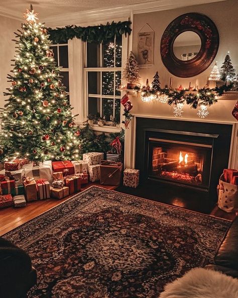 Christmas Memories 🎅🌲⛄ | Cozy living room decorated for Christmas with a beautifully lit tree | Facebook Christmas Living Room Inspiration, Cosy Christmas Living Room, Christmas Living Room Aesthetic, Grunge Living Room, Living Room 90s, Room Decorated For Christmas, Xmas House, Dream Christmas, Blue Baubles