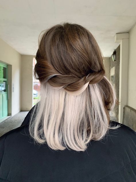 Under hair blanc Light Brown To White Ombre Hair, Under Highlights Hair Short, Dye Half Hair Underneath, Brunette Blonde Underlayer, Light Brown Hair With White Underneath, Under Colour Hair Blonde, Under Blonde Hair Color Short, White Under Hair Dye, Hair White Underneath