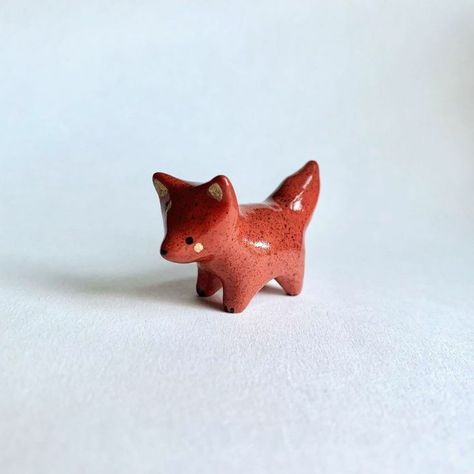 Mini Art Sculptures, Cute Animal Clay Art, Sculpting Clay Ideas For Beginners, Aesthetic Clay Figures, Polymer Clay Fox Tutorial, Polymer Clay Aesthetic Ideas, Ocean Polymer Clay, Fox Clay Sculpture, Clay Fox Easy