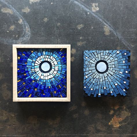 Small Mosaic Ideas, Goth Mosaic, Small Mosaic Projects, Simple Mosaic Art, Mosaic Square Tiles, Mosaic Tiles Art, Metal And Wood Furniture, Mosaic Clock, Stone Mosaic Art