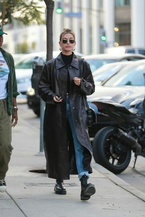 Leather Trench Coat Street Style, Kendall Kenner, Long Boots Outfit, Mode Dope, Leather Platform Boots, Streetwear Mode, Leather Jacket Outfits, Long Trench, Long Trench Coat