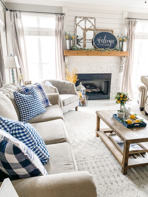 Navy decor in the living room for Spring with yellow accents! Summer Decor Living Room, Navy Decor Living Room, Living Room Navy Accents, Yellow Accent Living Room, Navy And Yellow Living Room, Living Room With Navy Accents, Navy Apartment, Navy Living Room Decor, Navy Living Room