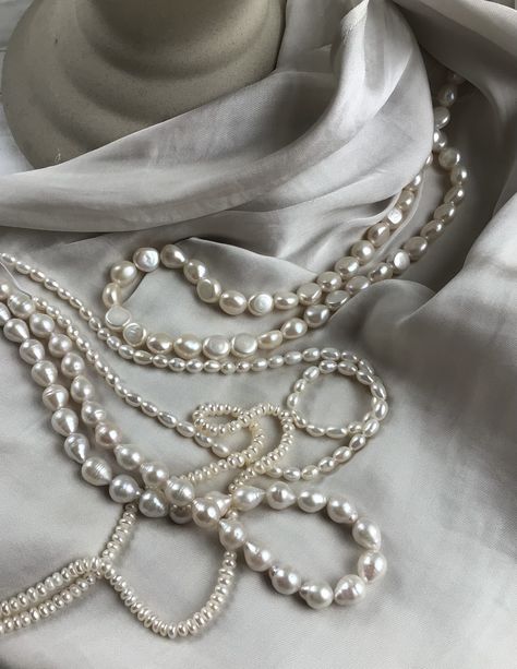 Pearls Aesthetic Photography, Perle Aesthetic, Pearly Aesthetic, Rebecca Aesthetic, Pearls Aesthetic, Ancient Greece Aesthetic, Pearl Aesthetic, Real Pearl Jewellery, Gray Aesthetic