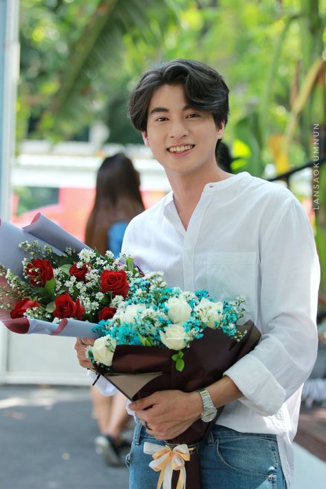 Guy Holding Bouquet, Holding Bouquet, Holding A Bouquet, Asian Actors, Crown Jewelry, Crown, Actors