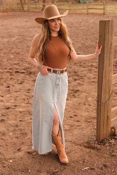 Western Jean Skirt Outfits, Western Denim Skirt Outfit, Western Wear Ideas, Cowgirl Skirt Outfits, Button Front Skirt Outfit, Western Skirt Outfits, Boho Country Outfits, Fall Maxi Skirt Outfits, Fall Maxi Skirt