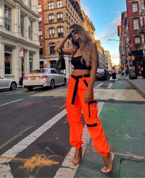 Orange Sporty Outfit, College Outfits Sporty, Orange Rave Outfit, Hiphop Costume, Orange Shoes Outfit, Techno Outfit, Hiphop Fashion, Outfits Sporty, Hip Hop Costumes