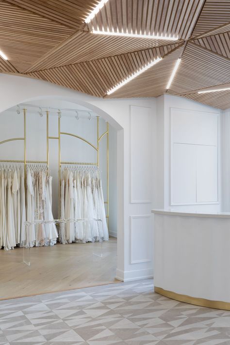 reception area of a bridal boutique in Toronto, Canada Bridal Showroom Interior Design, Luxury Boutique Interior Store Design, Wood Ceiling Detail, Modern Boutique Interior, Boutique Reception, Luxury Boutique Interior, Atelier Decor, Bridal Shop Interior, Bridal Suite Decor