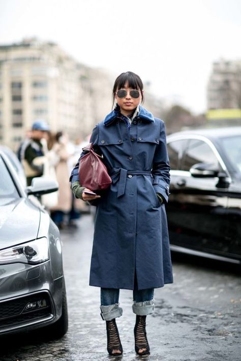 Jacket Style / Trench Street Style, Puffer Coat Street Style, Trench Coat Street Style, Margaret Zhang, Raincoat Outfit, Coat Street Style, Blue Trench Coat, Navy Coat, Moda Paris