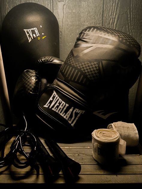 Handwraps Aesthetic, Boxing Gloves Wallpaper, Boxing Gloves Aesthetic, Boxing Gloves Photography, Aesthetic Gloves, Boxing Basics, Boxer Aesthetic, Everlast Boxing Gloves, Jackson Aesthetic