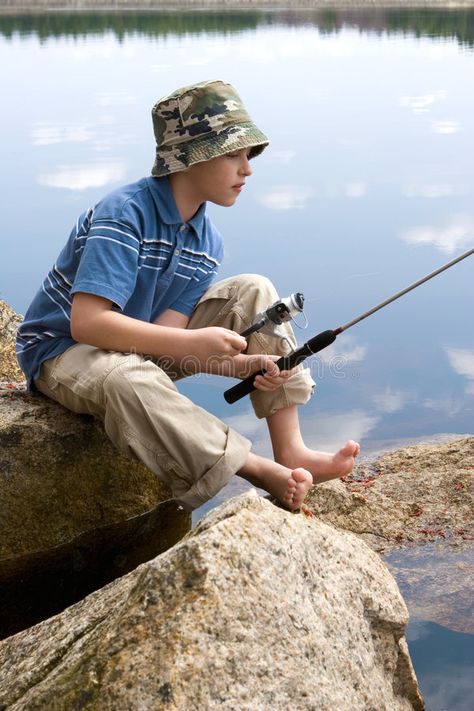 Pond Fishing, Fishing Pictures, Kids Fishing, Boy Fishing, Fishing Techniques, Bokeh Background, Coastal Life, Lake Fishing, A Pond