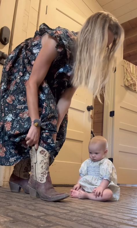 Southern Mama Aesthetic, Farm Mom Aesthetic, Ballerina Farm Outfits, Southern Mom Aesthetic, Country Mom Aesthetic, Mother Goals, Mission Fits, Ballerina Farm, Housewife Life