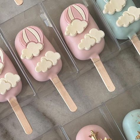 𝐋𝐮𝐱𝐮𝐫𝐲 𝐁𝐚𝐤𝐞𝐫 + 𝐃𝐞𝐬𝐢𝐠𝐧𝐞𝐫 on Instagram: "Cakesicles favors are the cutest gifts for your guests a the takeaway from your event 💗✨ . . . . #cakesicles #cakeaiclesofig #cakesicle #cakesiclesofinstagram #treatmaker #desserttable" Cakepops, Dessert Table, Cute Gifts, The Cutest, Packaging, Cake, Gifts, On Instagram, Instagram