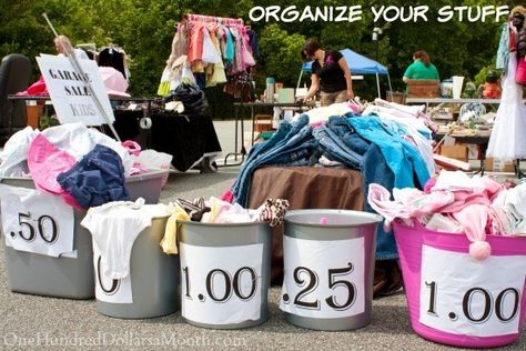 How to Sell More Stuff at Your Garage Sale - One Hundred Dollars a Month Yard Sale Ideas, Yard Sale Display, Yard Sale Hacks, Yard Sale Organization, Garage Sale Organization, Garage Sale Tips, Sale Signs, Rummage Sale, Sale Ideas