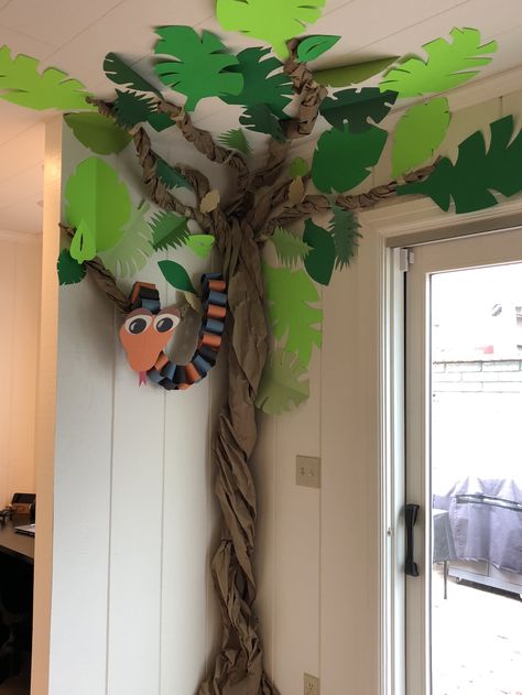 Jungle Party Diy Decorations, Jungle Vbs Room Decor, Diy Jungle Tree Decorations, Rainforest Trees Crafts, Jungle Tree Classroom, Diy Animal Decorations, Jungle Trees Diy, Easy Jungle Decorations, Classroom Zoo Theme