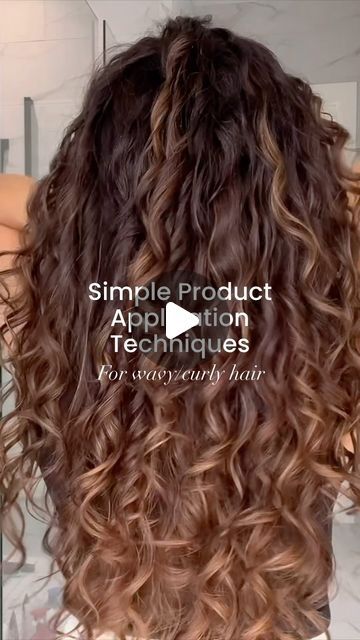 47K views · 3K likes | Ali Noskowiak on Instagram: "Simple product application techniques for wavy/curly hair⁣ ⁣ ➰ Raking - coats each strand with product while separating hair into smaller clumps.⁣ ⁣ ➰ Praying hands - maintains clump formation while distributing product over each section⁣ ⁣ ➰ Brushing - evenly coats hair in product while smoothing wet frizz⁣ ⁣ ➰ Glaze and Scrunch - coats your hair in products and encourages your waves/curls to form⁣ ⁣ ✨Not sure which one is right for you? Experiment! I use each of these, as shown, throughout my routine.⁣ ⁣ 🎥 Detailed step-by-step tutorial linked in my bio⁣ ⁣ _____⁣ ⁣ Washday Details (in order)⁣ ⁣ ➰ Shampoo: @bouncecurl Pure Silk Moisturizing Shampoo ⁣ ➰Conditioner: Bounce Curl Super Smooth Cream Conditioner⁣ ➰ Curl Cream: Bounce Curl Clu How To Apply Curl Cream, Curl Hair Tutorials Step By Step, Best Curl Cream For Wavy Hair, Best Curl Cream, Diy Curls, Bounce Curl, Wavy Hairstyles Tutorial, Hair Curling Tutorial, My Routine