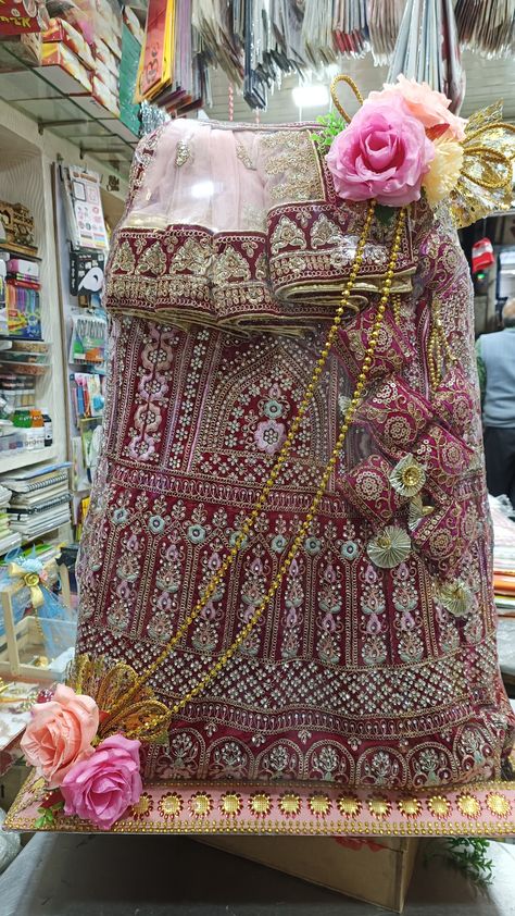 Bari Packing Ideas For Bride, Bridal Lehenga Packing, Bari Packing, Dress Packing Ideas Wedding, Hampers Packaging, Romantic Room Decoration, Flower Jewelry Designs, Bride Entry, Trousseau Packing