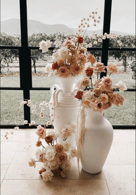 Cream Color Bouquet, Blair Waldorf Wedding Aesthetic, Terracotta And Neutral Wedding, Neutral Wedding Floral Centerpieces, Neutral Heels Wedding, Neutral Florals For Wedding, Terracotta Wedding Florals, Neutral Bouquet Wedding, Toffee Wedding Flowers