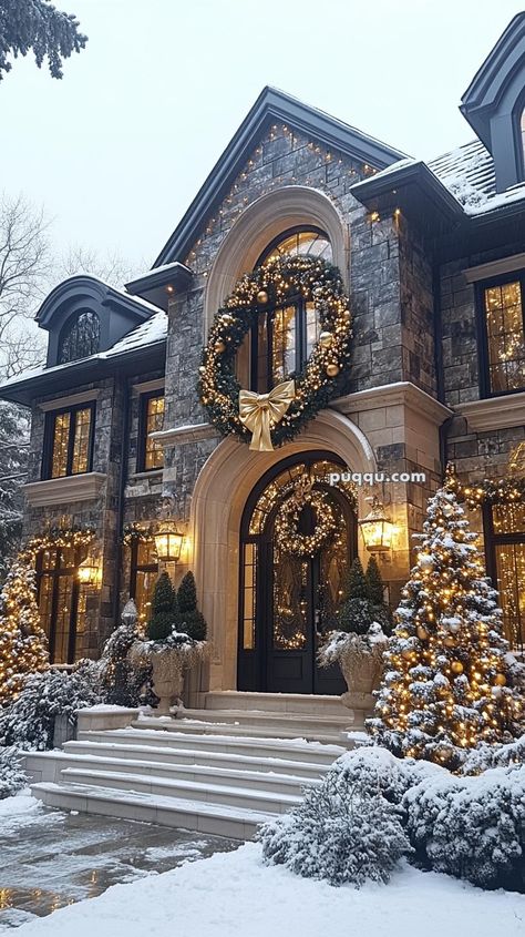 25 Festive Ideas for a Movie-Themed Christmas Party Mansions Decorated For Christmas, Exterior White Christmas Lights, Christmas Mansion Interior, Christmas Mansion Exterior, Mansion Christmas Decor, Christmas Exterior Decor, Christmas Mansion, Christmas House Exterior, Christmas Outdoor Decor