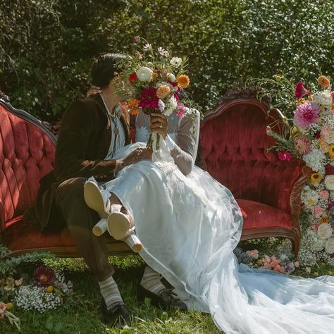 Jaidyn & Cody were absolutely breathtaking for this shoot. Big shout out to @222photo.graphy for hosting this day and providing a space for so many of us to create & connect ❤️ Content Host: @222photo.graphy Couch: @glafirasglam_photoboothrentals Jewelry: @silverhazejewelry Models: @jaidynlou Florals: @sharetheloveflowerfarm & arranged by @222photo.graphy Vintage Couch Wedding Photos, Velvet Couch Photoshoot, Couch Wedding Photos, Vintage Couch Wedding, Wedding Couch, Vintage Furniture Wedding, Antique Couch, Long Couch, Vintage Couch