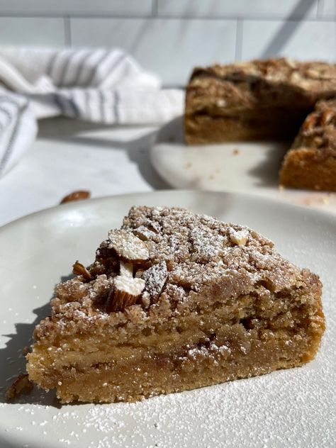 Easy 30 Minutes Almond Croissant Cake (Paleo, V, GF) - FitFan Croissant Cake, Coffee Crumble, Sweets Healthy, Croissant Coffee, Almond Croissants, Lil Twist, Healthy Chocolate Cake, Savory Dessert, Easy Cakes