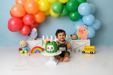 Coco Melon Photoshoot, Coco Melon Smash Cake, Balloon Garland Photoshoot, Cocomelon Photoshoot Ideas, Cocomelon Cake Smash, Cocomelon Smash Cake, Cocomelon 2, Birthday Balloon Garland, Birthday Cocomelon