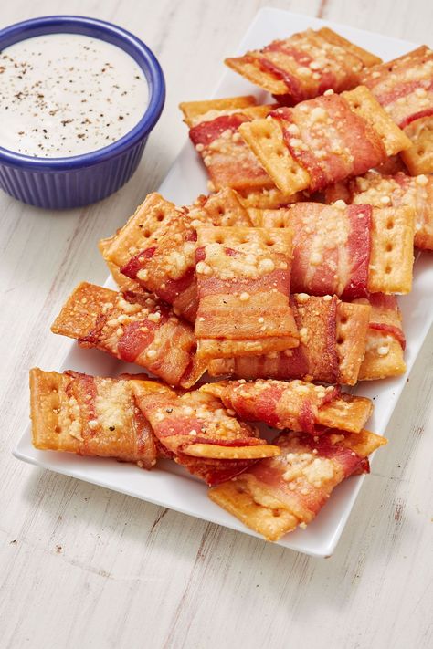 Club Crackers With Bacon, Crowd Meals, Holiday Party Appetizers, Club Crackers, New Year's Eve Appetizers, Superbowl Appetizers, Make Ahead Appetizers, Bacon Appetizers, Appetizer Ideas